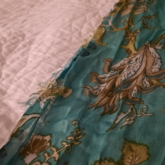 Floral scarf - Picture 7 of 8